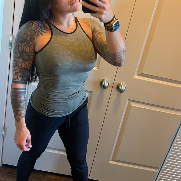 Lululemon 🍋 army green top - Picture 5 of 6